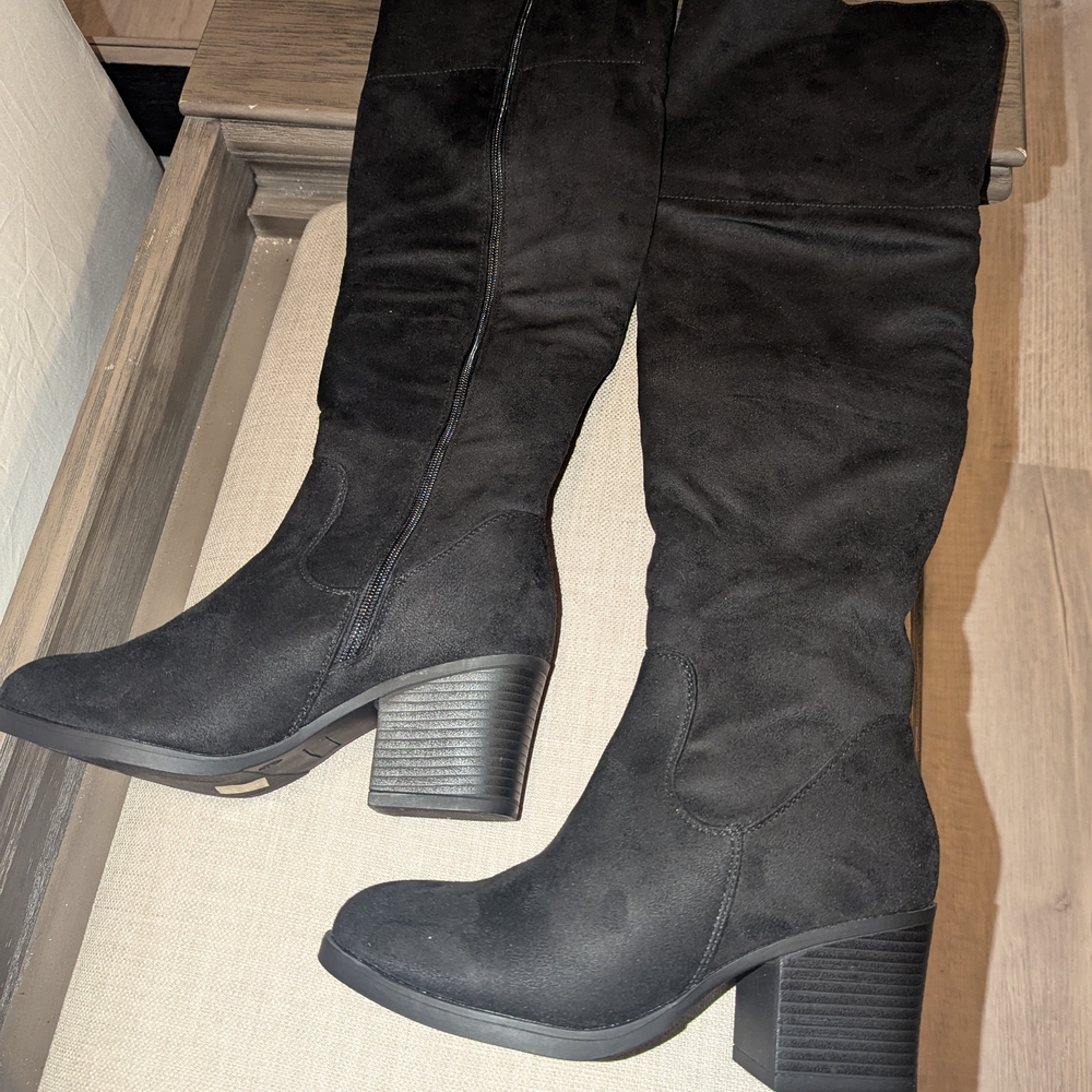 Black Women's Knee-High Boots